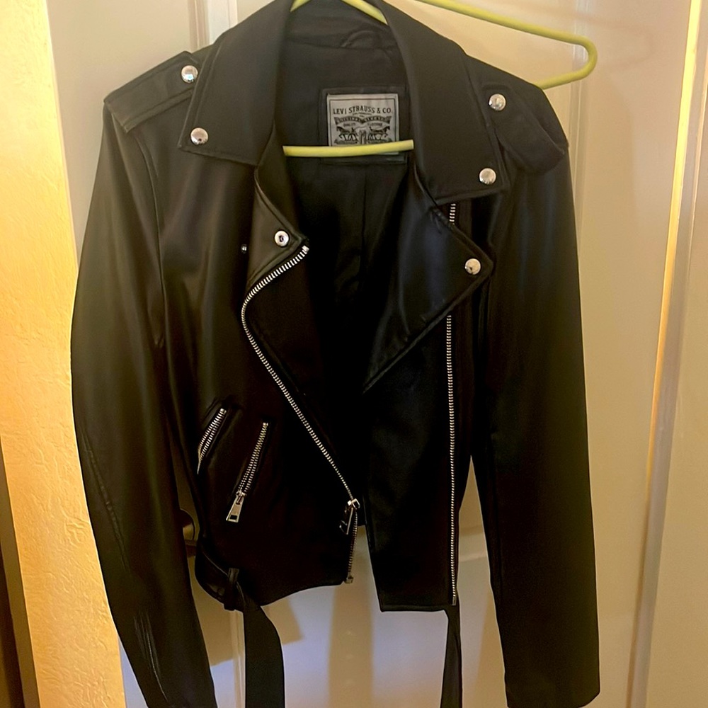 Leather jacket zipper on the sleeves its a L the color is black